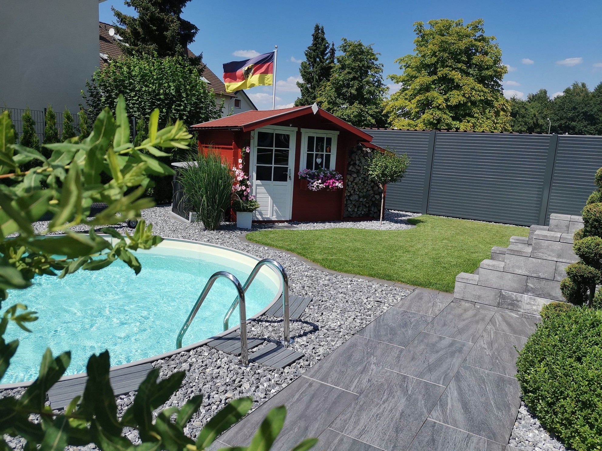 HE Lärmschutz im Garten mit Pool und Gartenhaus, Anthrazit Sandwichpaneele